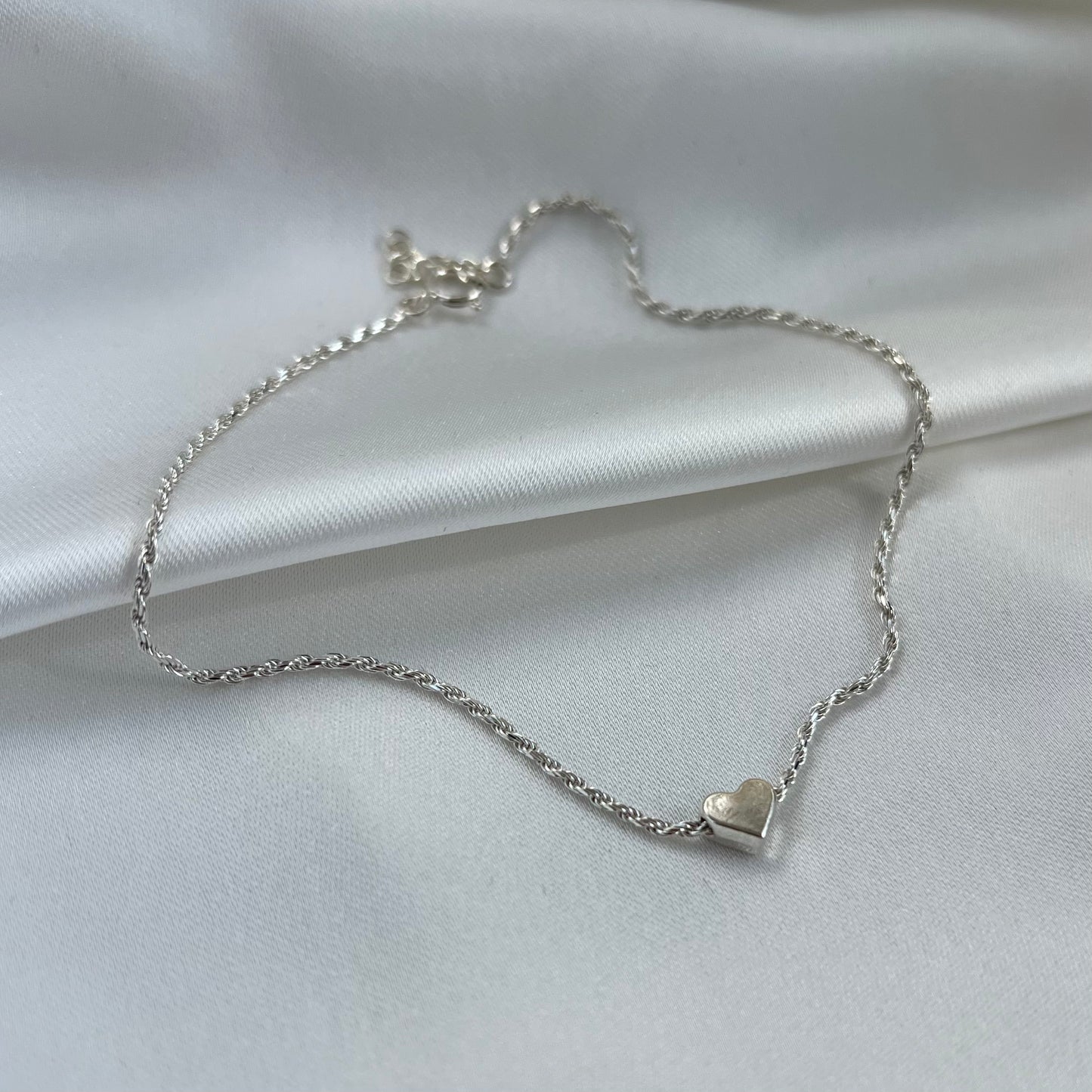 צמיד רגל לב על חבל