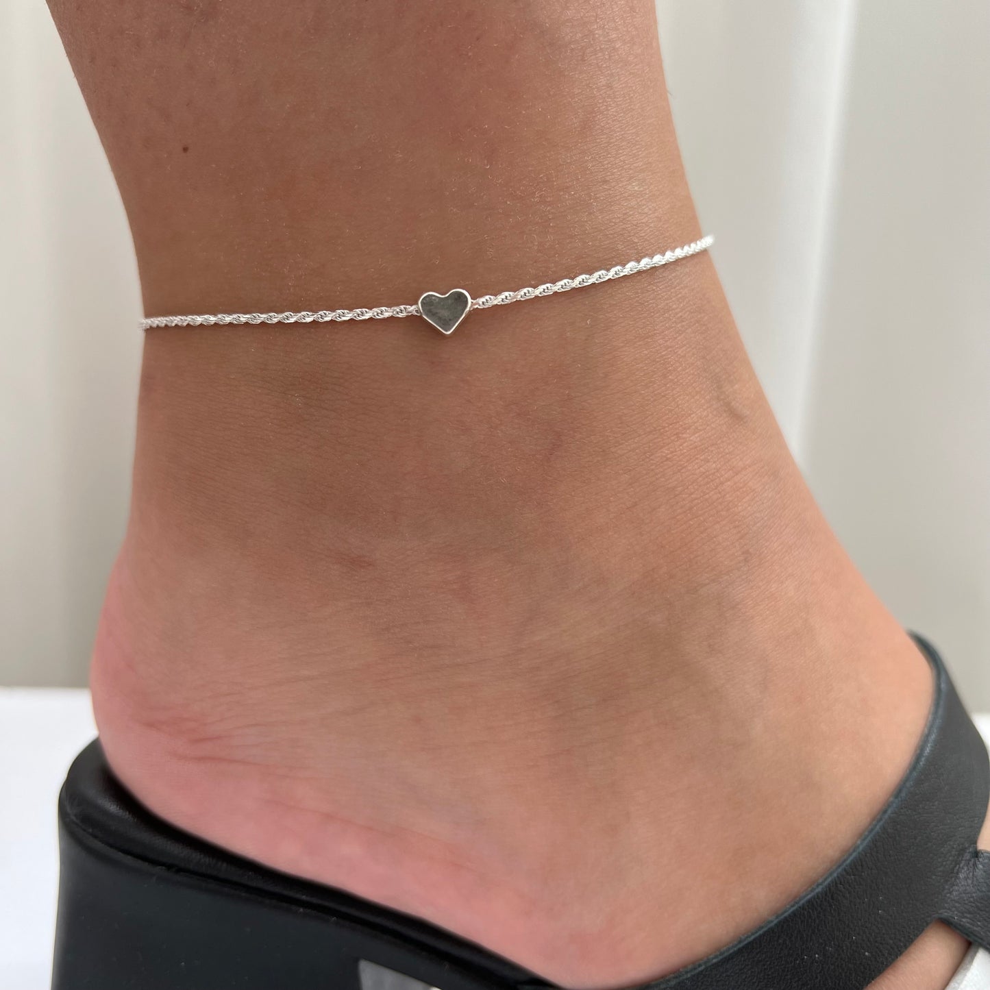 צמיד רגל לב על חבל